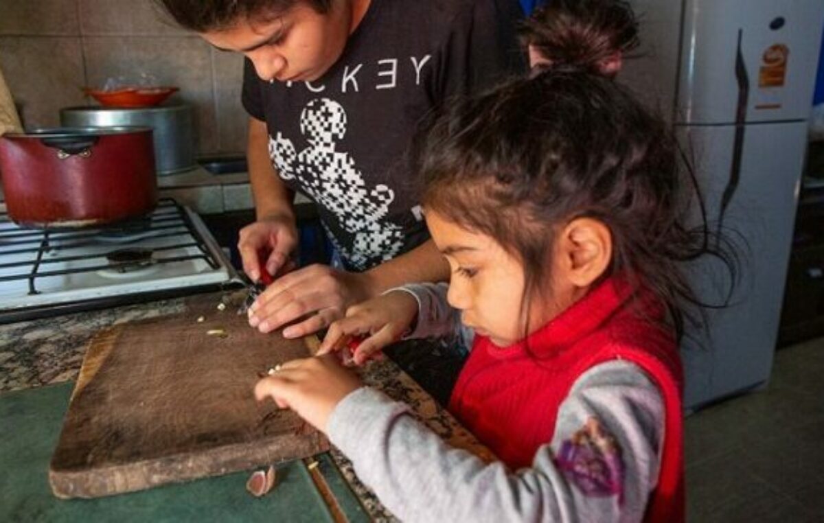 Casi el 70% de los adolescentes realiza tareas de cuidado y domésticas no pagas