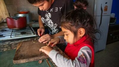 Casi el 70% de los adolescentes realiza tareas de cuidado y domésticas no pagas