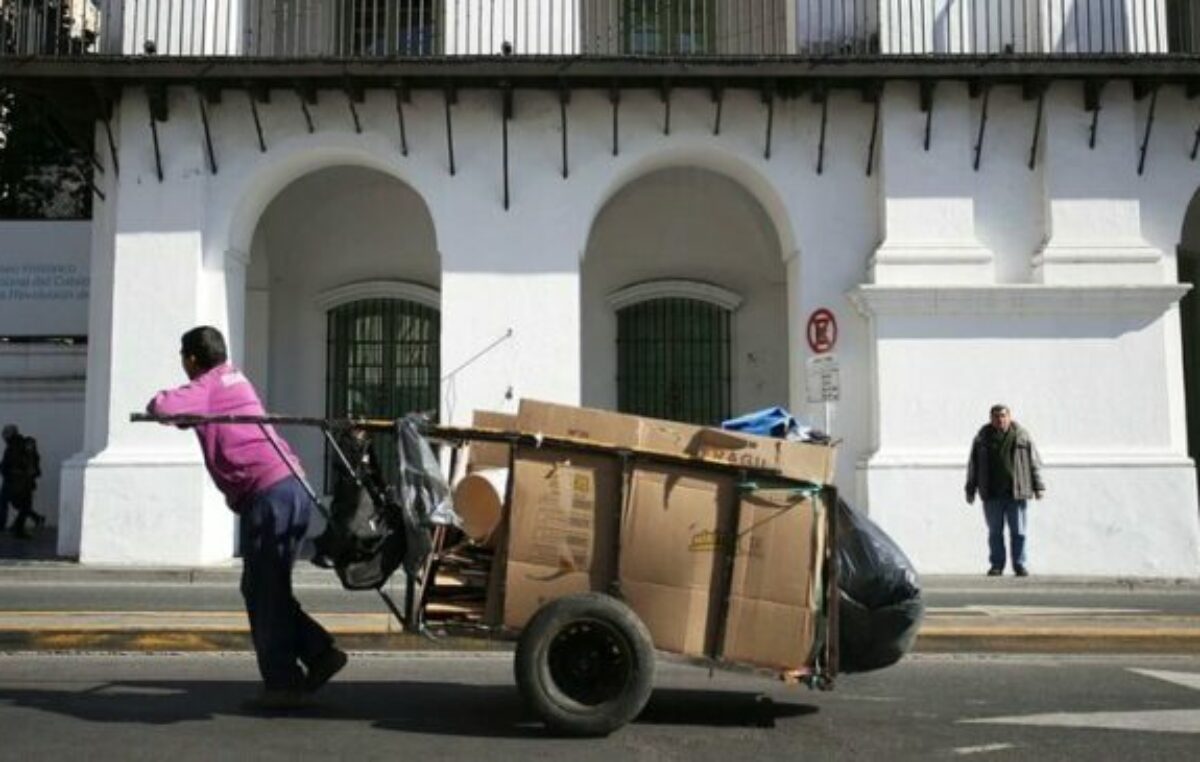 La importación y la crisis golpean a los cartoneros de Santa Fe: se recicla menos y cada vez son más trabajadores