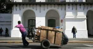 La importación y la crisis golpean a los cartoneros de Santa Fe: se recicla menos y cada vez son más trabajadores