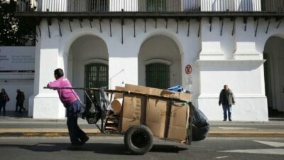 La importación y la crisis golpean a los cartoneros de Santa Fe: se recicla menos y cada vez son más trabajadores