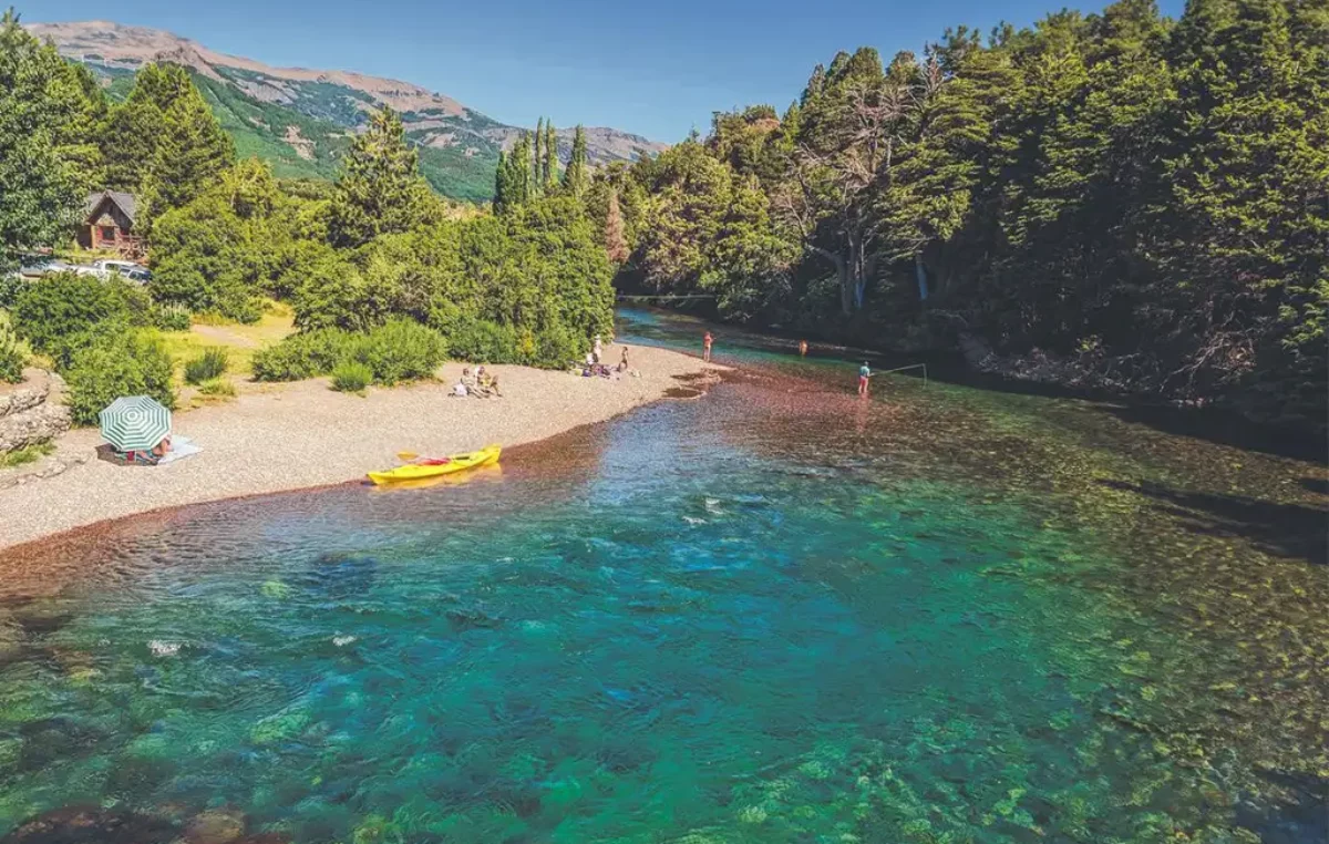 El secreto mejor guardado de la Patagonia: un pueblito aislado, con vista al lago y sin electricidad