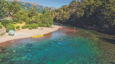 El secreto mejor guardado de la Patagonia: un pueblito aislado, con vista al lago y sin electricidad