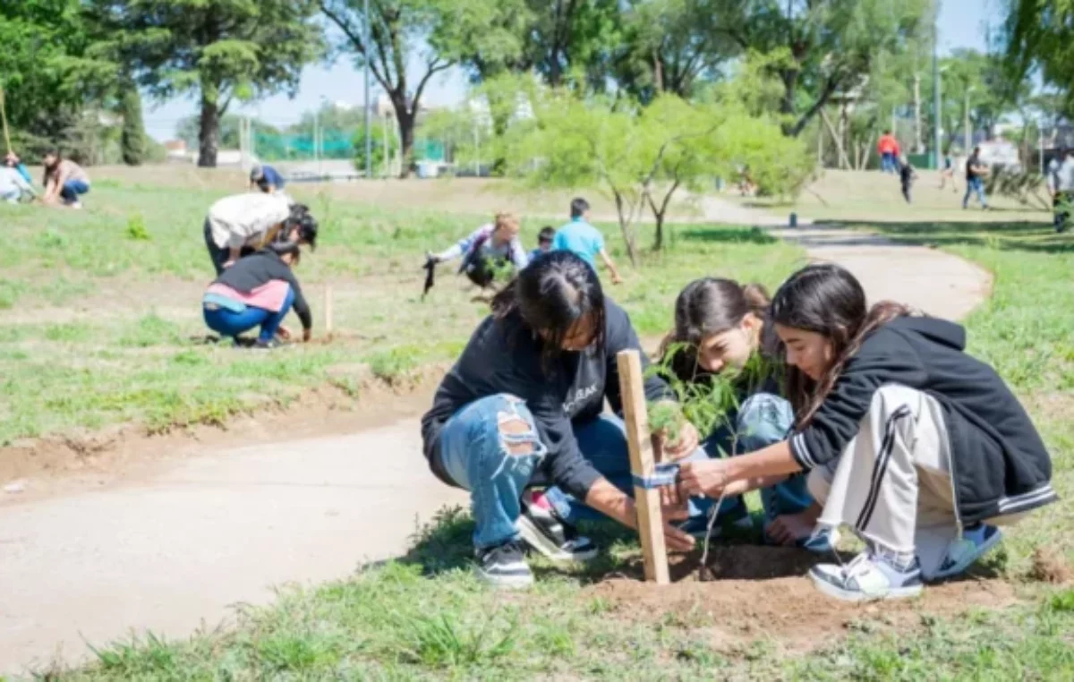 Forestando Mi Ciudad: estudiantes de Río Cuarto plantaron 100 árboles en la zona del río