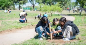 Forestando Mi Ciudad: estudiantes de Río Cuarto plantaron 100 árboles en la zona del río