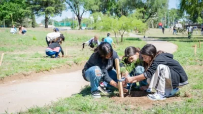 Forestando Mi Ciudad: estudiantes de Río Cuarto plantaron 100 árboles en la zona del río