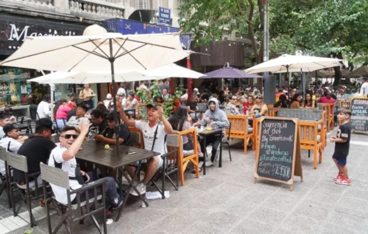 El intendente de Mendoza decidió unificar los colores de toldos y sombrillas de bares y restaurantes en Ciudad