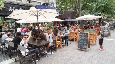 El intendente de Mendoza decidió unificar los colores de toldos y sombrillas de bares y restaurantes en Ciudad