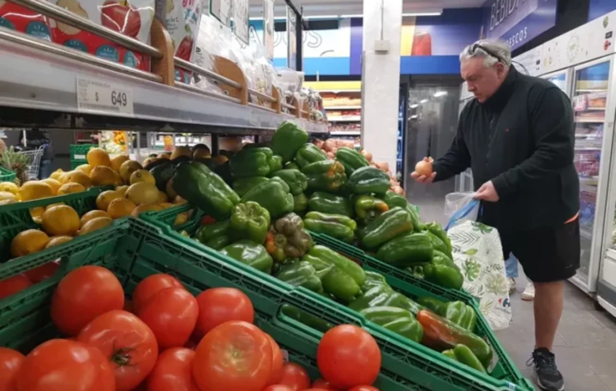 Los neuquinos achican el carro del supermercado todos los meses desde hace dos años