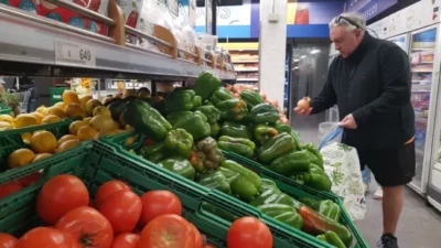 Los neuquinos achican el carro del supermercado todos los meses desde hace dos años