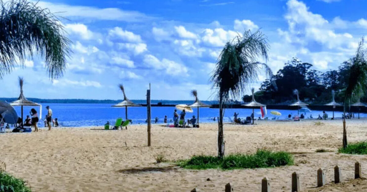 El pueblo argentino con una de las playas más pacíficas y bellas del país