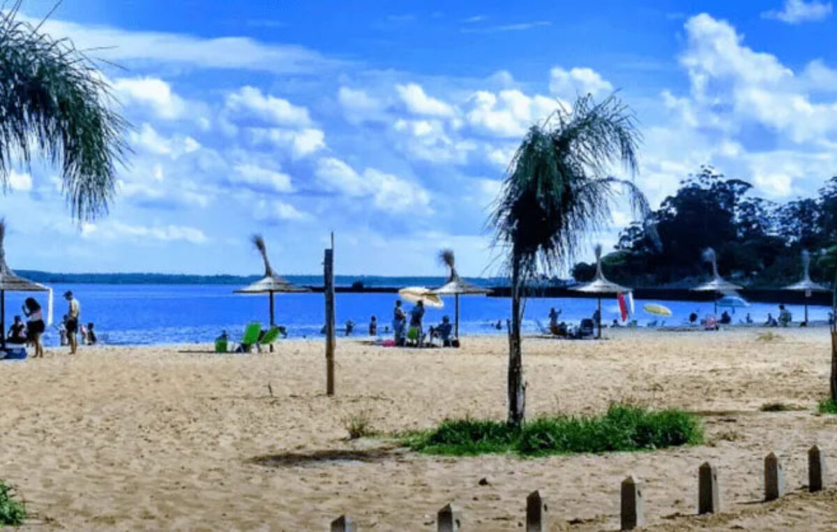 El pueblo argentino con una de las playas más pacíficas y bellas del país