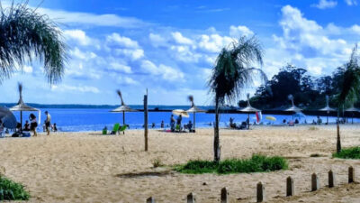 El pueblo argentino con una de las playas más pacíficas y bellas del país