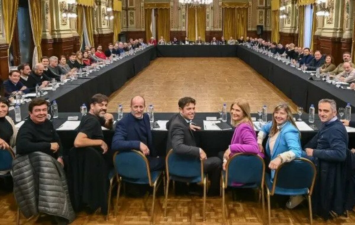 Kicillof reunió a 40 intendentes para definir el futuro electoral: ¿Elecciones separadas o simultáneas?