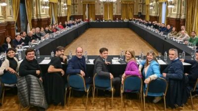 Kicillof reunió a 40 intendentes para definir el futuro electoral: ¿Elecciones separadas o simultáneas?