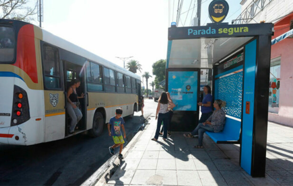 De que se tratan los tótems de seguridad que pone en marcha Rosario en las paradas de colectivos