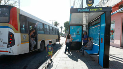 De que se tratan los tótems de seguridad que pone en marcha Rosario en las paradas de colectivos