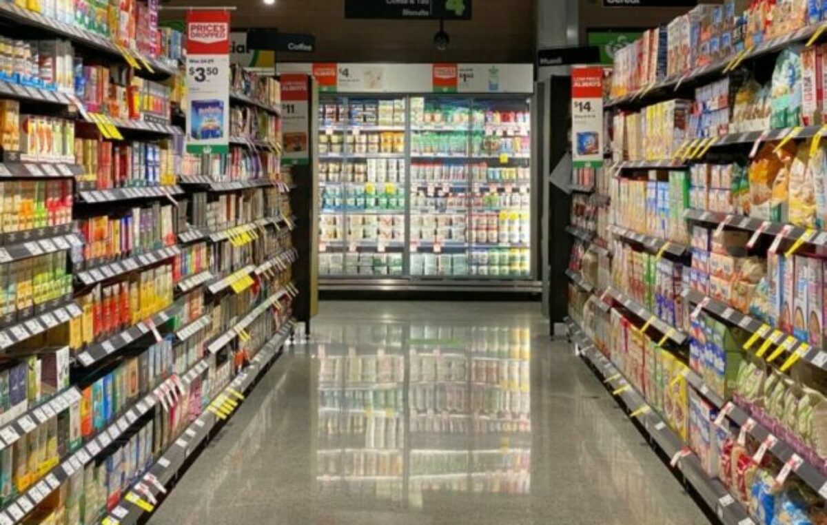 Los argentinos compraron un 12,8% menos en supermercados que en 2023