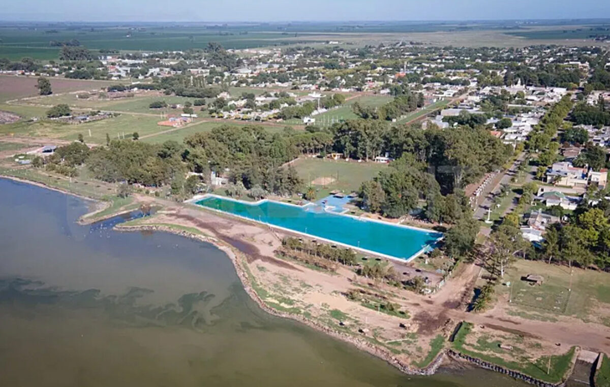 Cuál es el pueblo de Santa Fe que tiene la pileta más grande del país y es un gran escape para el verano