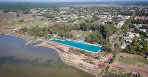 Cuál es el pueblo de Santa Fe que tiene la pileta más grande del país y es un gran escape para el verano