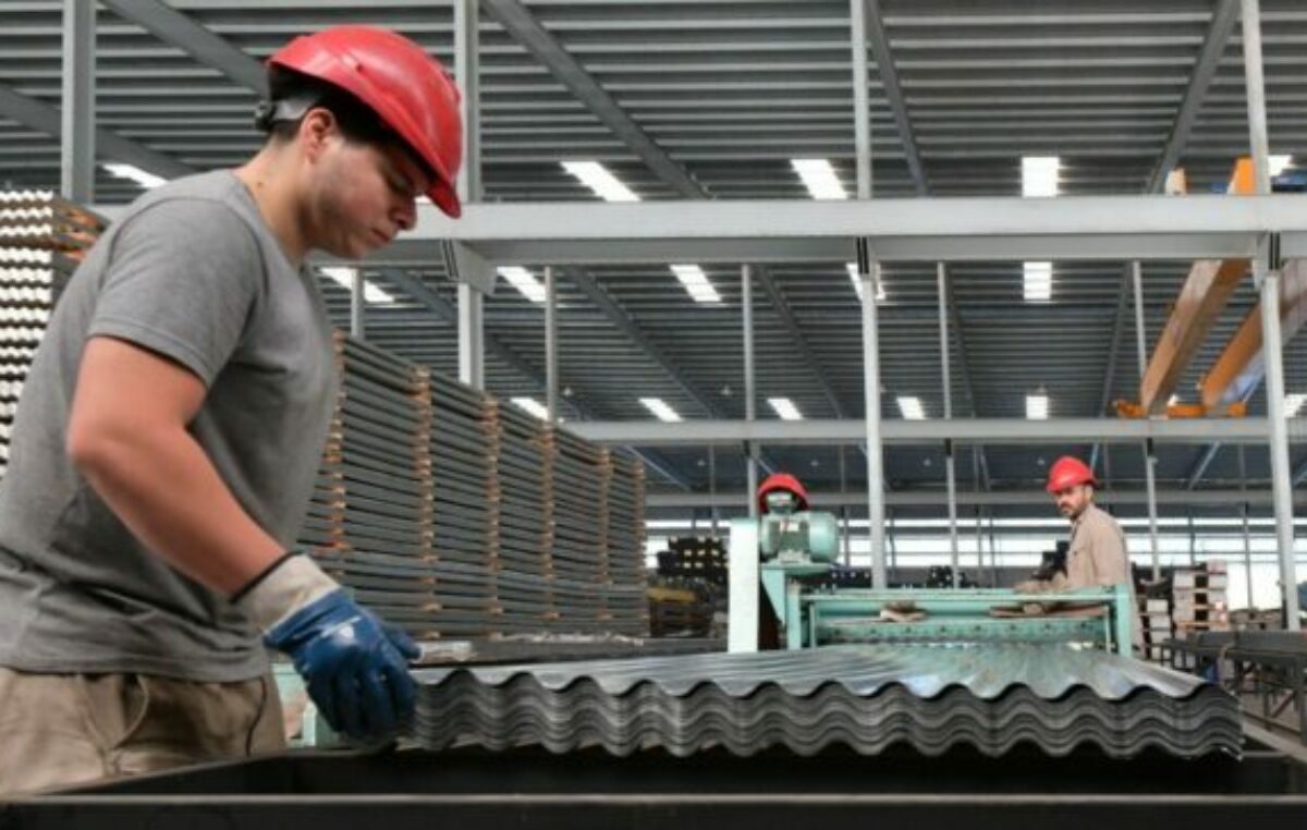 Continúa la sangría laboral, de empresas y hay poco optimismo para el año que viene