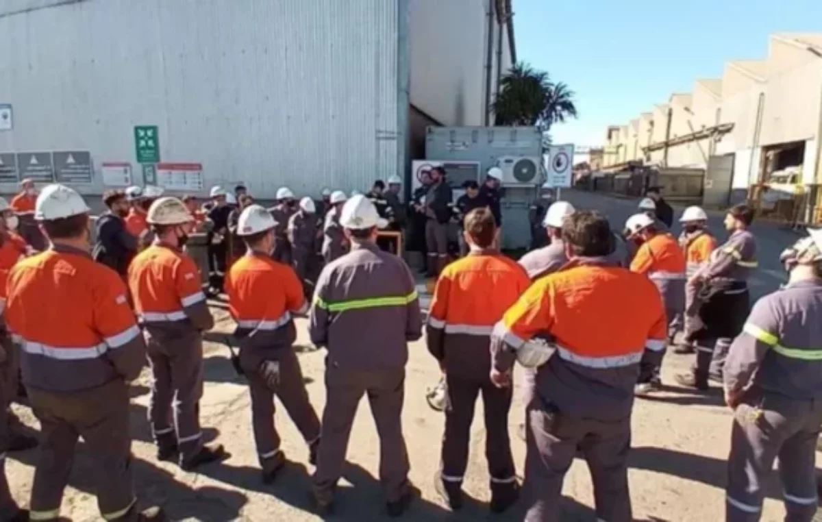 Por la recesión y las importaciones, Acindar suspende a 700 trabajadores de su planta en Villa Constitución