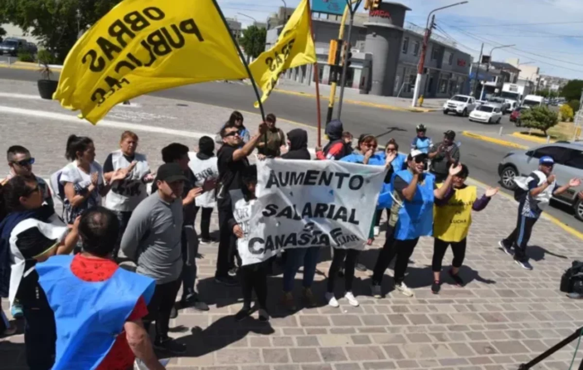 Municipales de Caleta Olivia en huelga se manifiestan en el microcentro