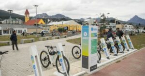 Ya están en marcha las tres primeras estaciones de bicicletas eléctricas en Ushuaia