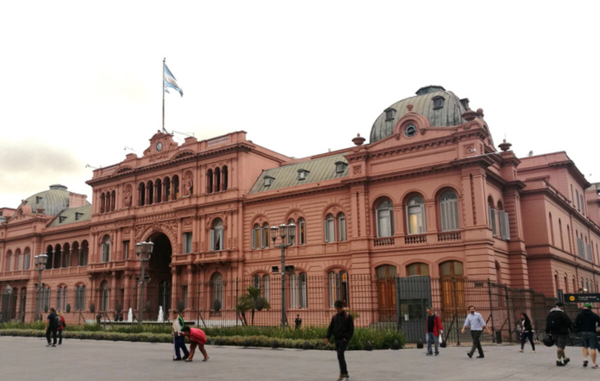 Una megaencuesta del Gobierno para tantear el terreno: ¿los argentinos soportarían un régimen autoritario?