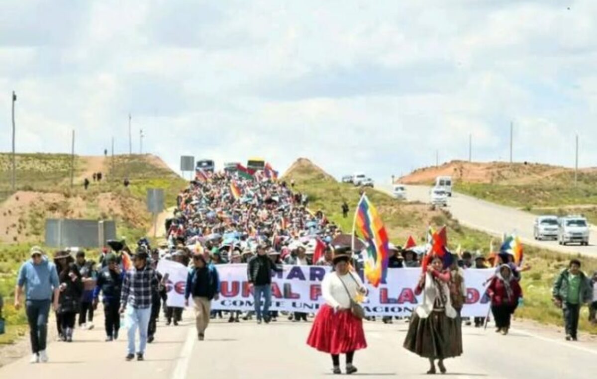 Bolivia: Sectores evistas continúan la «Marcha Por la Vida» y llegan a La Paz sin hechos de violencia