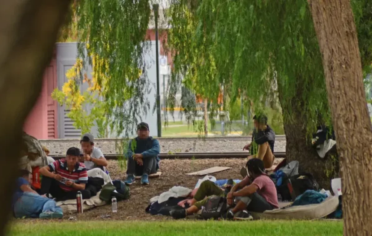 El drama de la gente que vive en las calles de Neuquén: «Llegan creyendo que van a encontrar trabajo en el petróleo y casa»