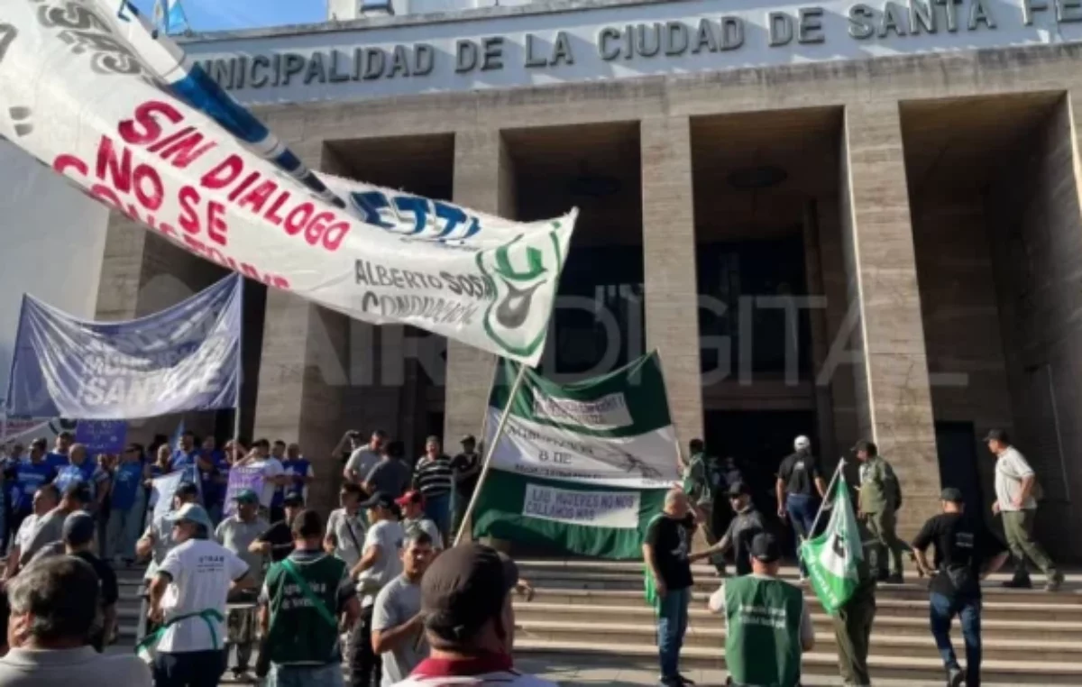 Manifestación de los trabajadores municipales de la Utram frente a la Municipalidad de Santa Fe