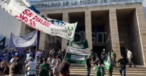 Manifestación de los trabajadores municipales de la Utram frente a la Municipalidad de Santa Fe