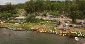 Embalse: kayakistas protagonizarán la décima edición de la singular «Remada Nocturna»