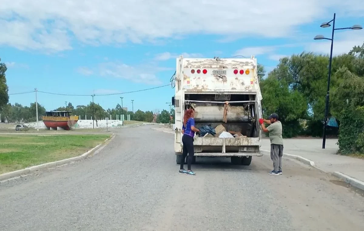 San Antonio Oeste: La recolectora de residuos que no pone excusas y no hay día que la frene