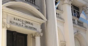 El Banco Central compra divisas, pero las reservas se siguen evaporando