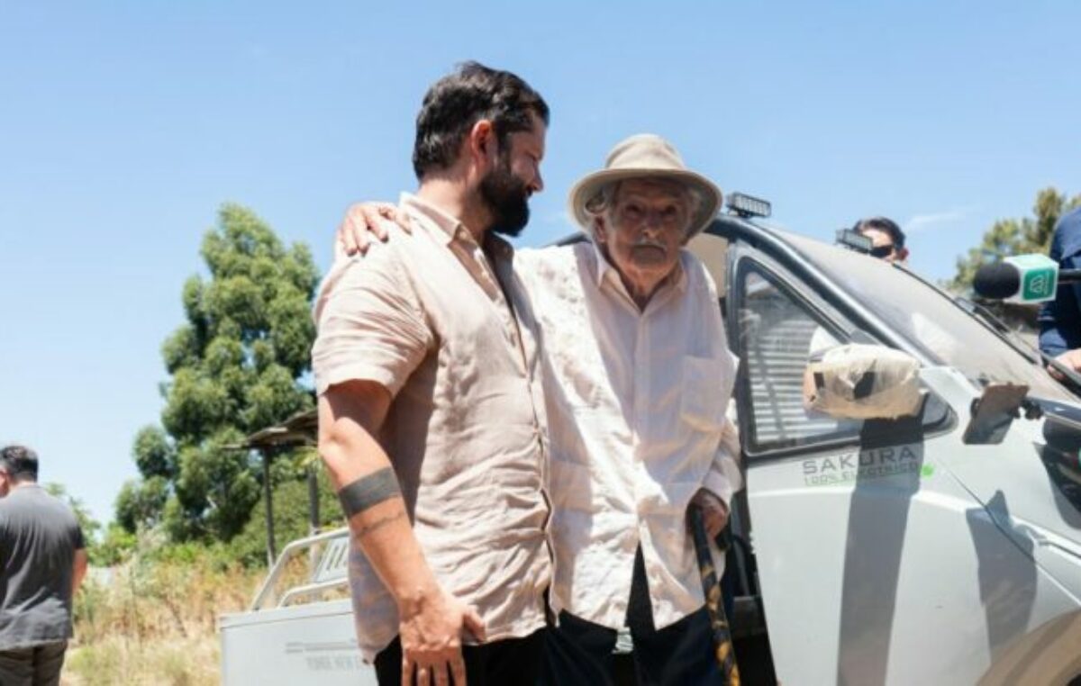 Boric se reunió con Mujica en Montevideo y celebró irse con «muchas ideas de futuro»