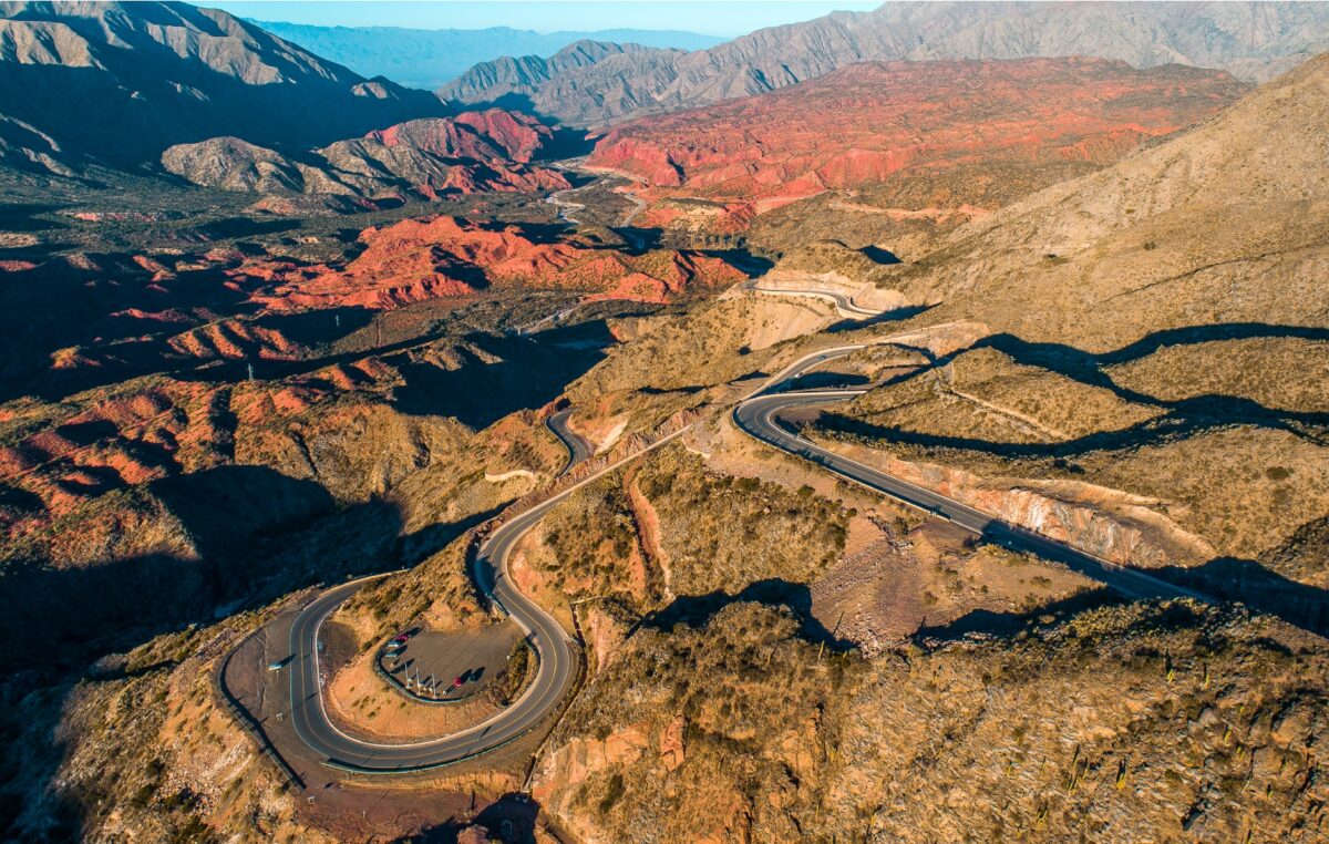 La increíble ruta argentina que atraviesa un paisaje lunar entre montañas, rocas y fósiles de dinosaurios