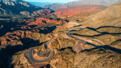 La increíble ruta argentina que atraviesa un paisaje lunar entre montañas, rocas y fósiles de dinosaurios