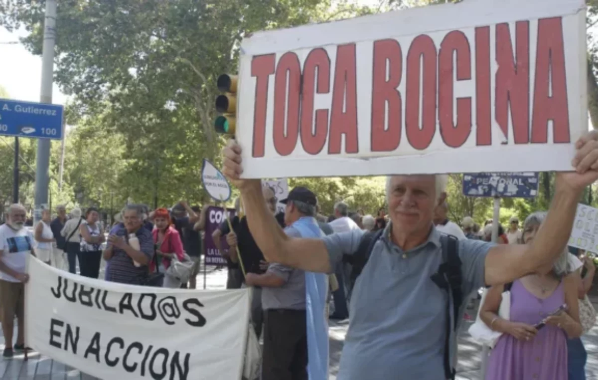 Jubilados de Mendoza cumplieron un año y 50 marchas en reclamo por el ajuste salarial y los remedios