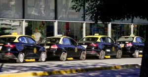 Taxistas en alerta: «Uber se lleva 120 millones de pesos diarios de Rosario»