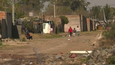 Menos pobres, pero más pobreza: la UCA contrasta los datos del INDEC