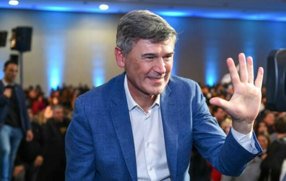 Por la crisis financiera, el intendente de Córdoba pasó la motosierra en funcionarios y contratados