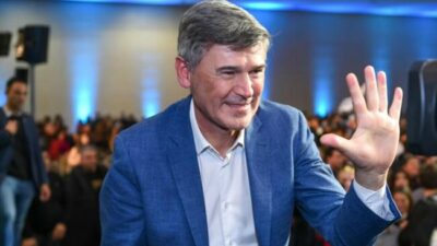 Por la crisis financiera, el intendente de Córdoba pasó la motosierra en funcionarios y contratados