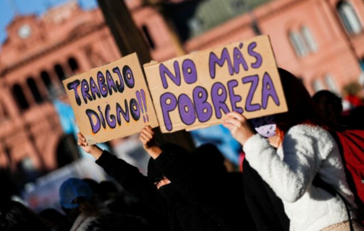 El poder de compra del salario mínimo «se redujo más de una tercera parte» desde que Milei es presidente