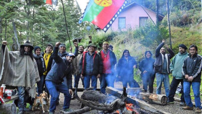 Villa La Angostura: la aldea que pelea con los mapuches y un intendente que se subió a la nueva ola