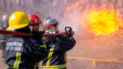 «Los aplausos no alcanzan»: bomberos voluntarios de Neuquén, en alerta por una deuda del Estado
