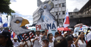 Miles de personas marcharon en Panamá contra la presencia militar de EE.UU.