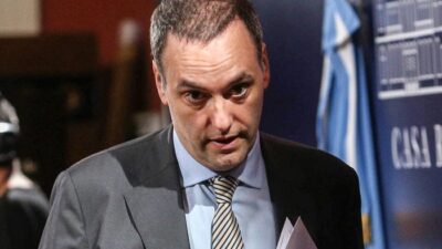 Reforma migratoria: Adorni suma a su campaña el odio antimigrante  