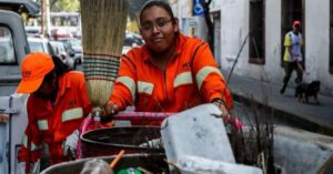 Casi un tercio de los trabajadores registrados son pobres y el gobierno insiste con el techo a las paritarias